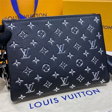 black coussin lv